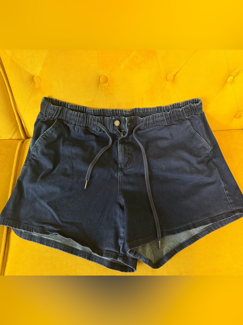 Universal Standard Comfort Denim Marche Shorts
Women’s Medium (18-20)